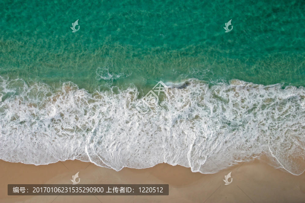 海浪和沙灘