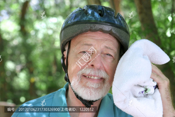 出汗的老人