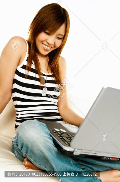 亞洲女孩筆記本電腦