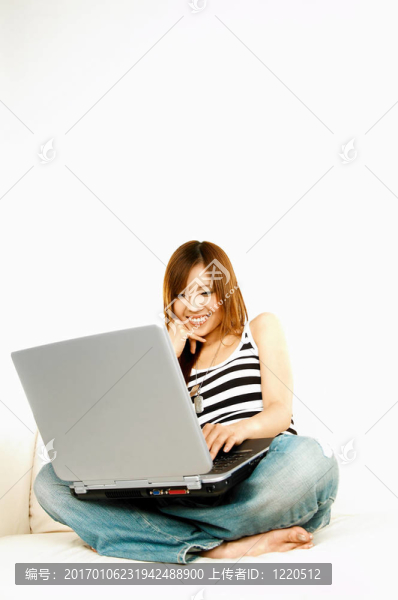 亞洲女孩筆記本電腦
