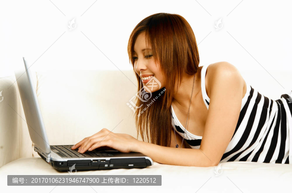 亞洲女孩筆記本電腦