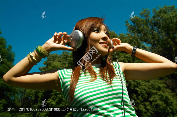 草地上的女孩
