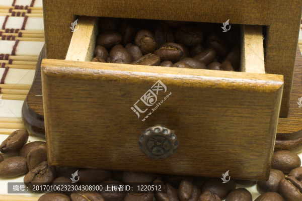 咖啡豆散在抽屜里