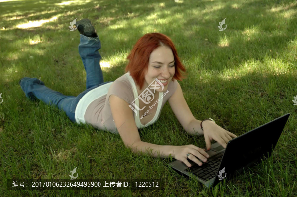 女孩與筆記本電腦3