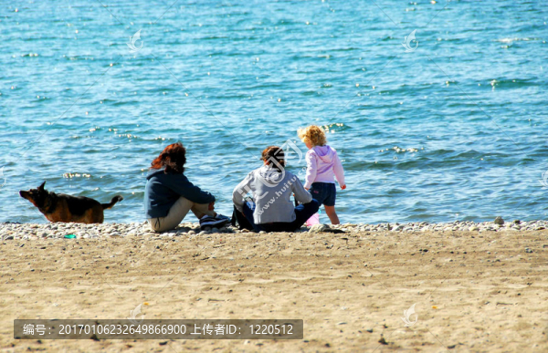 家庭休閑在海灘上