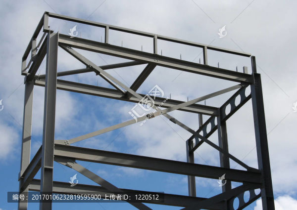 新的建筑映襯著天空的金屬框架