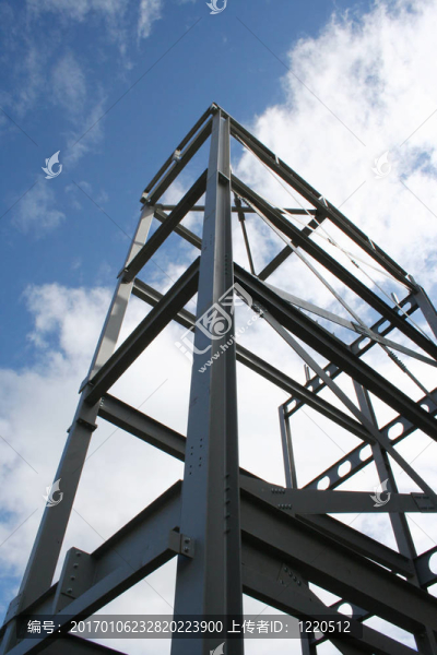 新的建筑映襯著天空的金屬框架