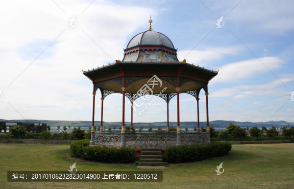 在公園音樂臺(tái)