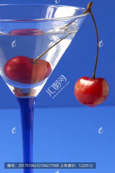 雞尾酒和甜櫻桃