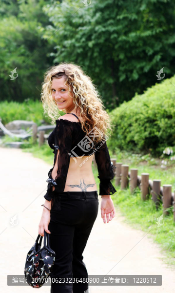 漂亮的金發(fā)女人背上有紋身