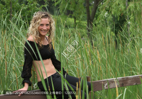 性感的女人在公園享受陽光