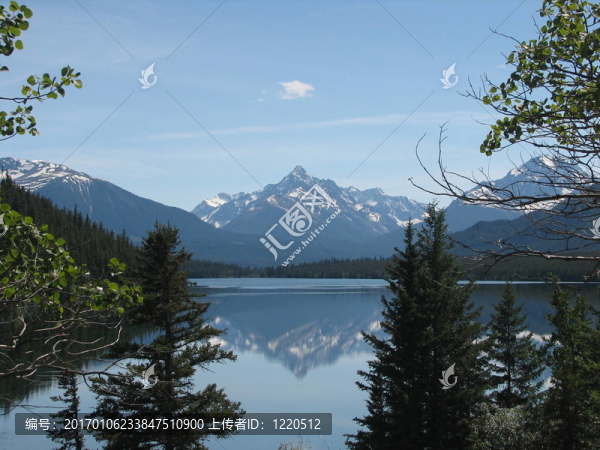 山上的湖