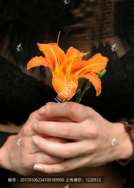 拿著花