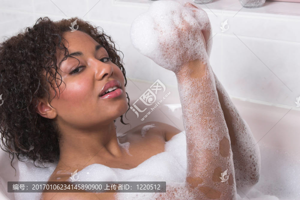 洗澡的女人-匯圖網(wǎng) www.fosd68.com 洗澡的女人