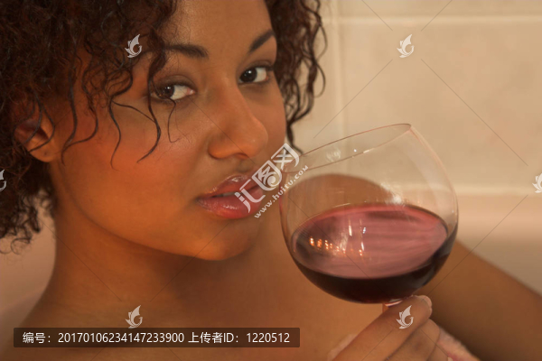 在浴室里享受一杯酒-匯圖網(wǎng) www.fosd68.com 在浴室里享受一杯酒