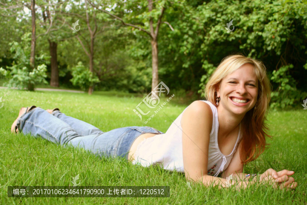 輕松的金發(fā)女人-匯圖網(wǎng) www.fosd68.com 輕松的金發(fā)女人