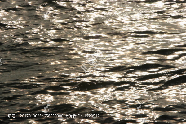 金色的水