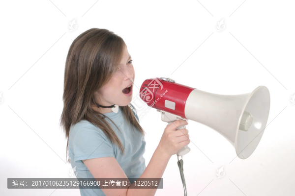 年輕的女孩通過擴音器喊2