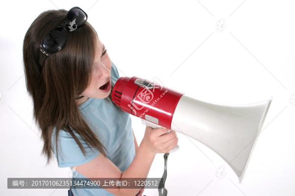 年輕的女孩通過擴音器喊4