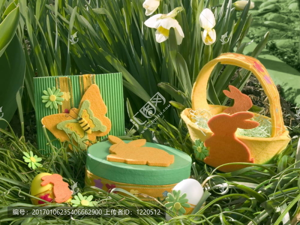 在水仙花的復(fù)活節(jié)籃子