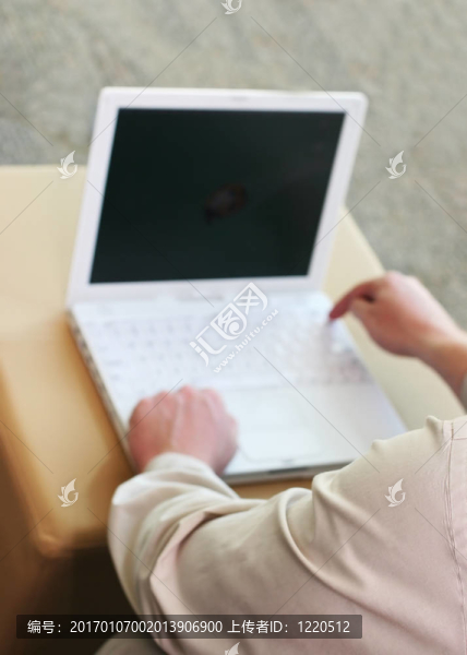 商業(yè)男子與筆記本電腦18