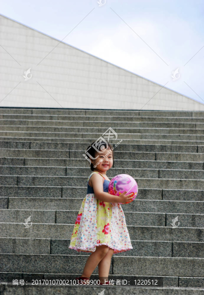 可愛(ài)亞洲女孩的步驟