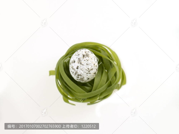 綠色意大利面和雞蛋