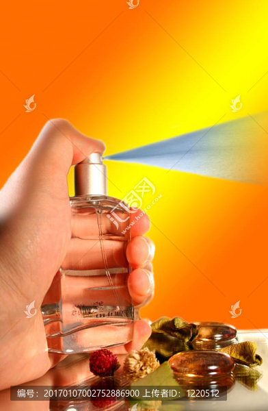 噴的香水瓶在手
