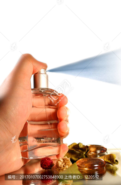 噴的香水瓶在手。白色隔離