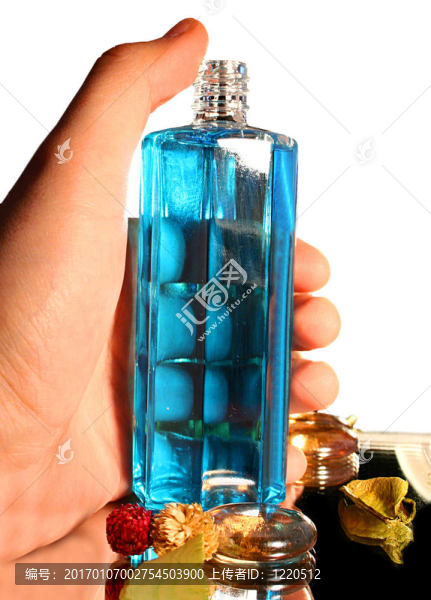 香水的手孤立在白色瓶