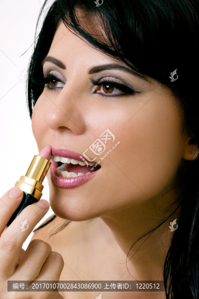 漂亮的女人涂口紅