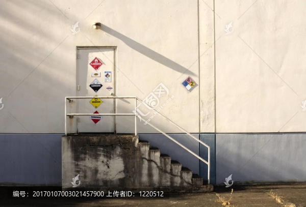 一門領(lǐng)導(dǎo)到工廠里的照片