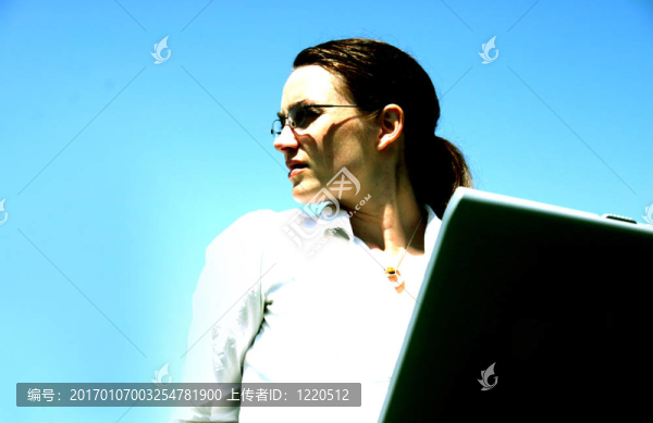商業(yè)女人與筆記本電腦3