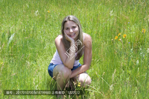 草地上的女孩