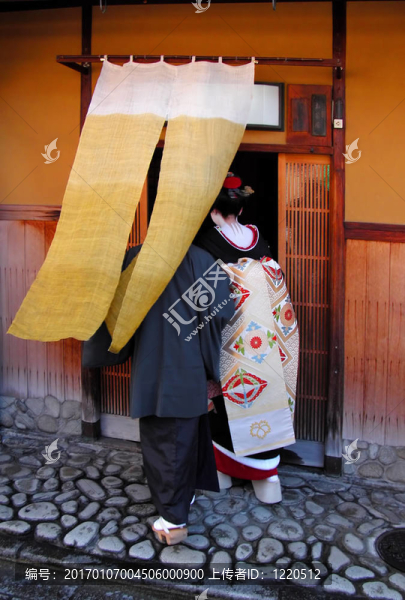 在一個(gè)茶館進(jìn)入藝妓