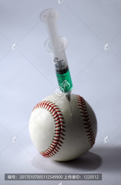輕型背景下的棒球和注射器