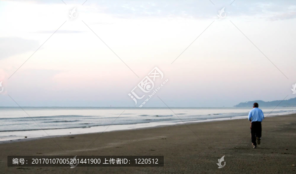 在海灘上慢跑-匯圖網(wǎng) www.fosd68.com 在海灘上慢跑