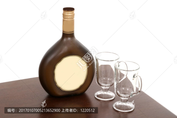 愛(ài)爾蘭奶油瓶和空杯子