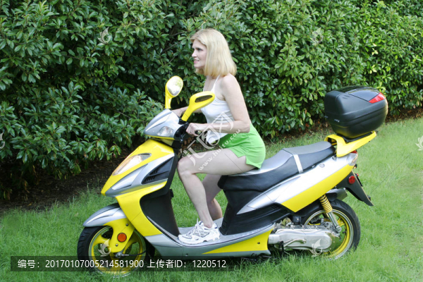 摩托車上的漂亮女人