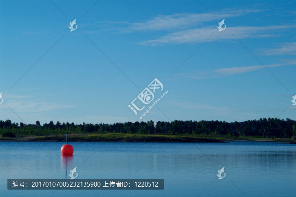 平靜水域中的橙色浮標(biāo)