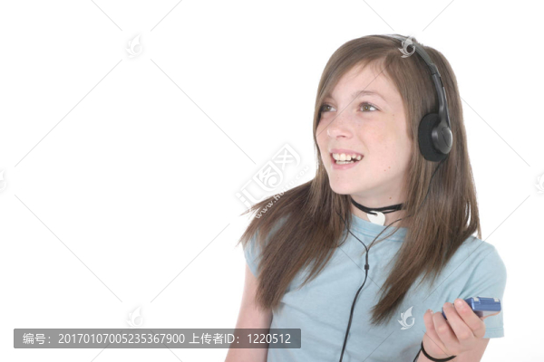 年輕的少女聽(tīng)音樂(lè)5