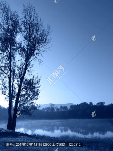藍(lán)色的早晨在湖邊