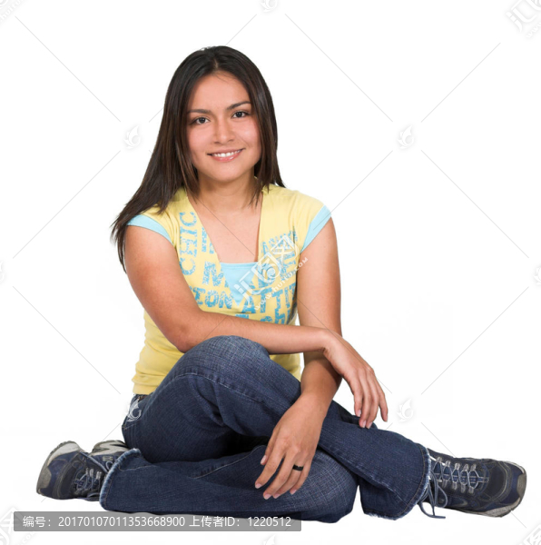 美麗的拉丁女孩在地板上