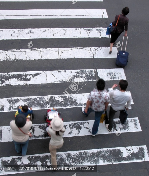 過馬路的人