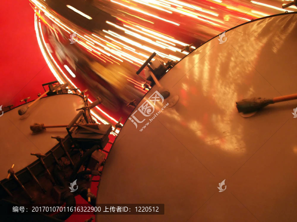 大低音鼓與旋轉(zhuǎn)木馬輪