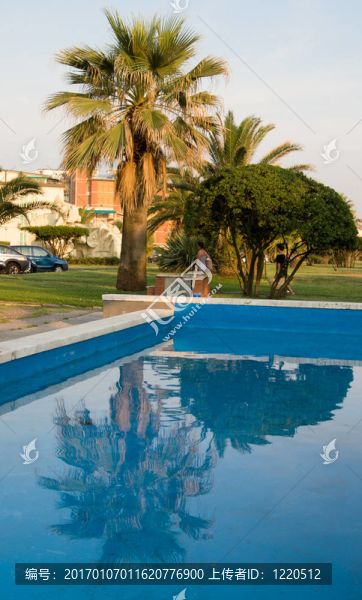 手掌反射在噴泉；意大利