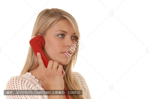 可愛的女孩在手機上