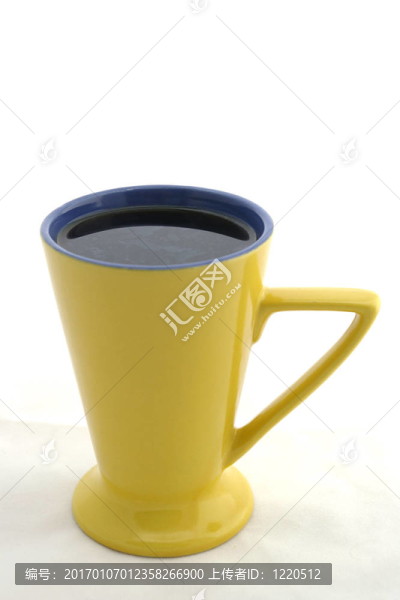 在黃色杯子里的咖啡