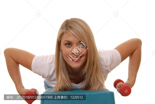 健身的女孩八