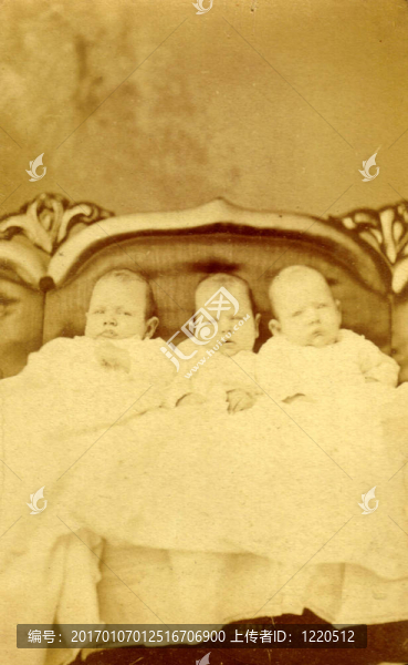 三個孩子的老照片；三胞胎；大約1890